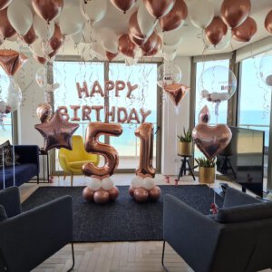 חדר עם בלונים לגיל 51