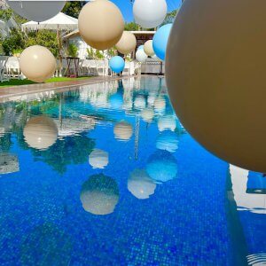 בלונים ענקיים בבריכה