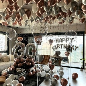 סידור בלונים יוקרתי ליום הולדת 30