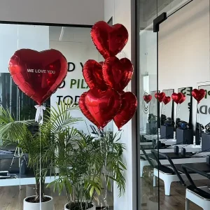 בלוני אהבה אדומים בחלל מודרני