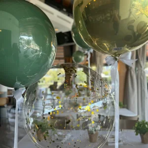 בלון בועה שקוף עם קונפטי בגווני ירוק וזהב