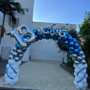 קשת בלונים לבר מצווה עם ספרות וכיתוב