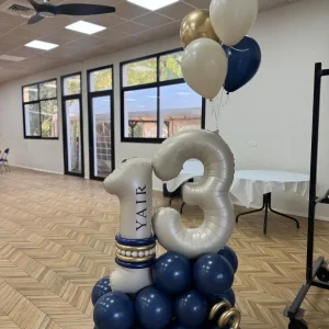 סטנד בלונים לבר מצווה בגווני כחול זהב ולבן עם שם
