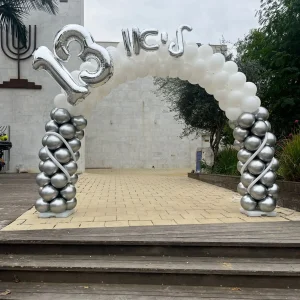 קשת בלונים לבר מצווה בצבע כסף