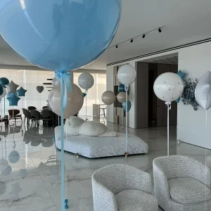 עיצוב בלוני הליום לברית בגווני תכלת לבן ושמנת