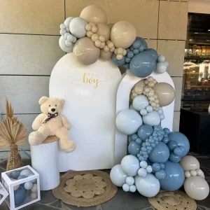 קיר בלונים לברית בגווני תכלת שמנת ולבן