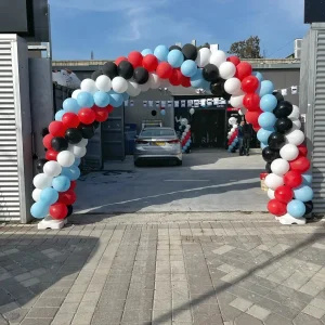 קשת בלונים גדולה לכניסה - אדום, שחור, לבן ותכלת