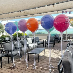 בלוני הליום ממותגים לאירוע עסקי - עיצוב צבעוני ואלגנטי