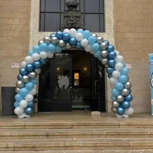 קשת בלונים לכניסה למבנה - כחול, לבן וכסף