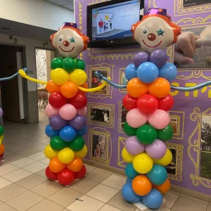 שער כניסה לפורים בעיצוב ליצנים מבלונים צבעוניים