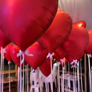 בלוני לב אדומים עם הליום - עיצוב רומנטי לאירוע