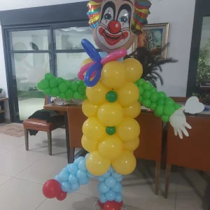 דמות ליצן גדולה מבלונים לפורים - עיצוב צבעוני ומרשים