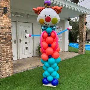 דמות ליצן גבוהה מבלונים לפורים - עיצוב צבעוני ומרשים