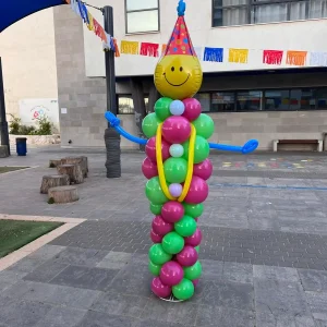 דמות ליצן מבלונים עם כובע פורים - עיצוב צבעוני ושמח