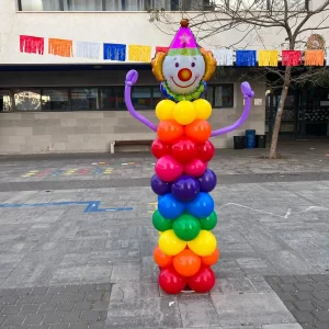 דמות ליצן גבוהה מבלונים לפורים - צבעי קשת ועיצוב שמח