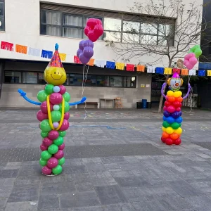 זוג דמויות ליצן מבלונים לפורים - עיצוב צבעוני למתחמי חוץ