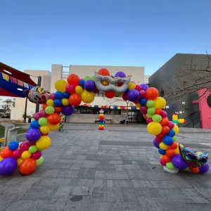 שער בלונים ענק לפורים בעיצוב מסכות - קשת צבעי קשת מרשימה