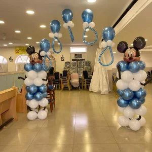 עיצוב בלונים לברית - מיקי מאוס בכחול ולבן