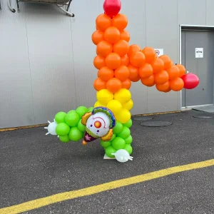 דמות ליצן מבלונים בתנוחה אקרובטית לפורים - עיצוב צבעוני ובולט