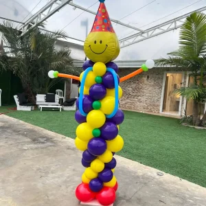 דמות ליצן גבוהה מבלונים לפורים - עיצוב קלאסי וצבעוני