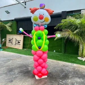 דמות ליצן גבוהה מבלונים לפורים - ירוק ורוד בעיצוב בולט