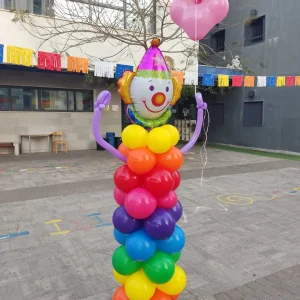 ליצן מבלונים לפורים עם בלוני לב - עיצוב צבעוני ושמח