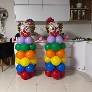 זוג ליצנים מבלונים לפורים - עיצוב צבעוני לבית ולאירועים