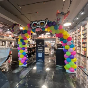 קשת בלונים לפורים עם מסכות וליצנים - כניסה חגיגית וצבעונית