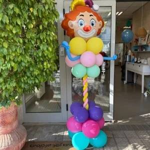 עמוד בלונים ליצן לפורים - קישוט צבעוני לכניסה