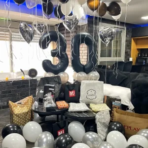 סידור בלונים שחור־לבן עם ספרות 30