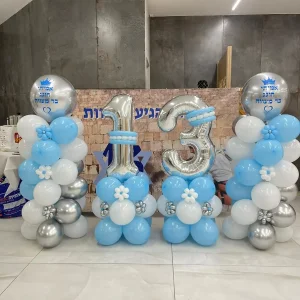סטנד בלונים תכלת־לבן לבר מצווה - מראה חגיגי ומכובד