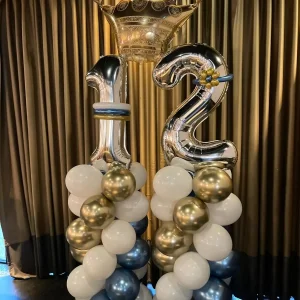 סטנד בלונים יוקרתי לבר מצווה עם כתר - מראה מלכותי ומרשים