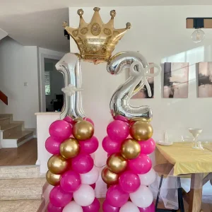 עיצוב בלונים לבת מצווה - ספרות 12 עם כתר זהב ועמודי בלונים ורוד וזהב
