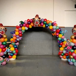 קשת בלונים לפורים עם ליצנים