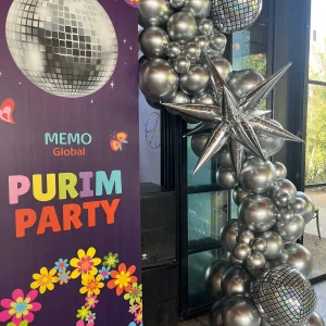 קיר בלונים נוצץ לפורים